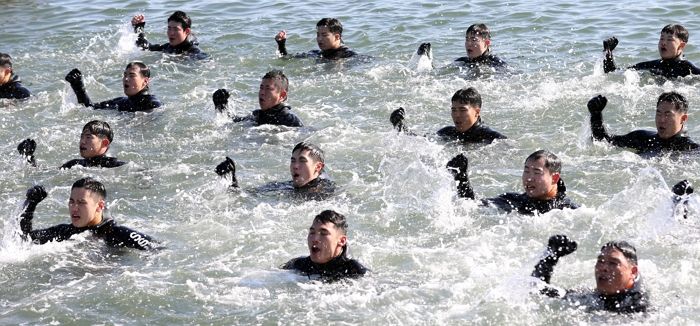 ‘한파’ 몰아치는 겨울 바닷속에서 ‘잠수’ 훈련하는 대한민국 해군 특수 부대원들 (사진)