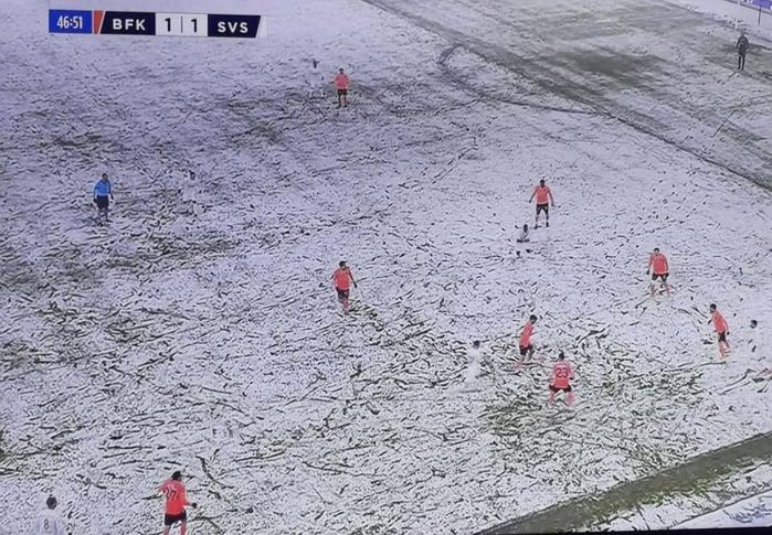 흰색 유니폼 입고 새하얀 ‘눈밭’에서 뛰느라 화면에서 사라져버린 축구 선수들 (영상)