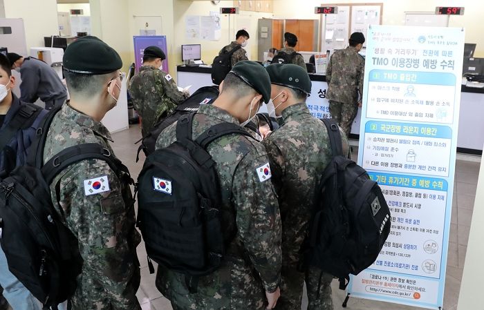 거리두기 ‘2주 연장’돼 불만 폭주하고 있는 ‘휴가 통제’ 군인들 상황