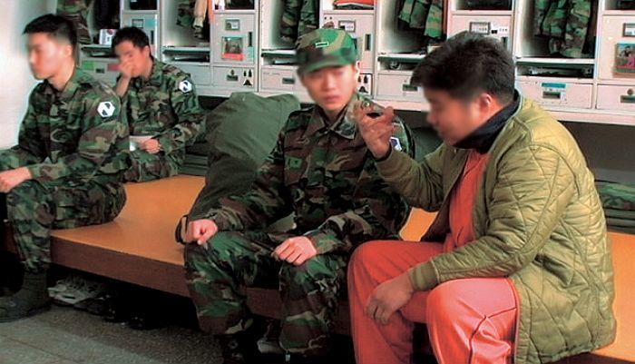“자대 배치 받은 첫날 마주친 선임이 여자친구의 친오빠였습니다”