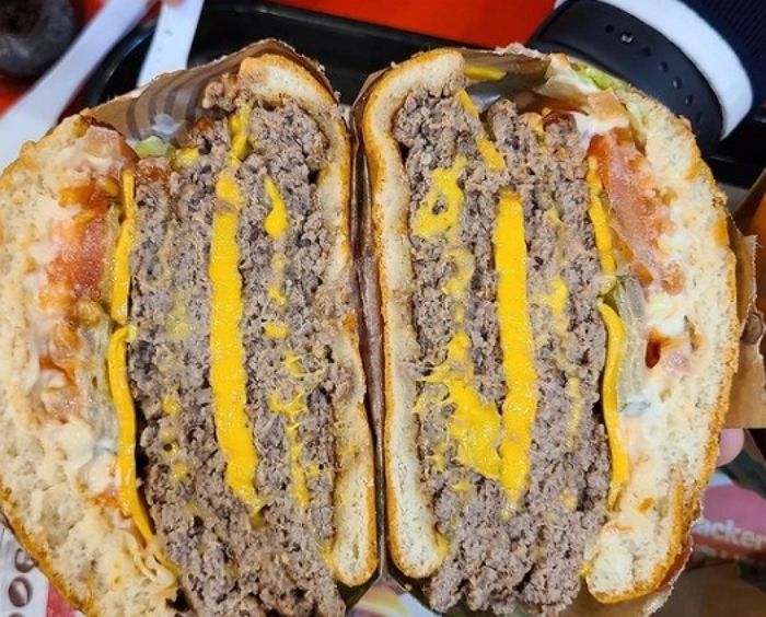 고기 패티 ‘4장’이나 들어가 오늘(18일) 출시하자마자 난리 난 버거킹 ‘내장파괴버거’