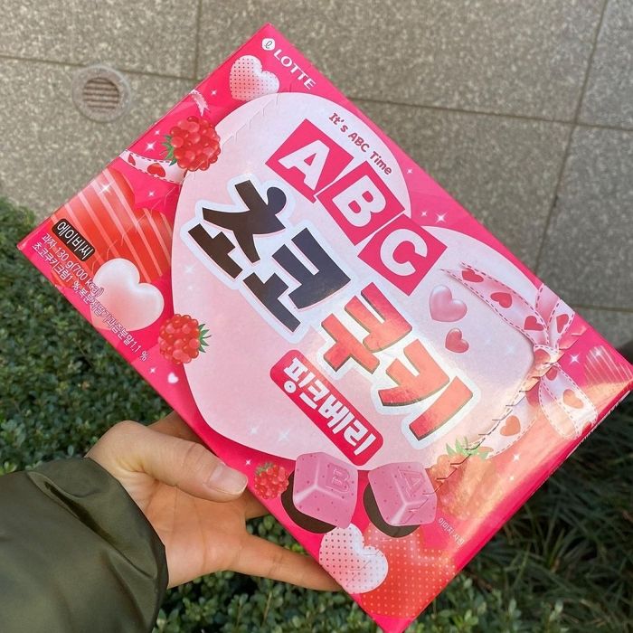 상큼 달달한 딸기 초콜릿에 바삭한 쿠키 ‘콕’ 박힌 ABC 신상 ‘초코쿠키 핑크베리’