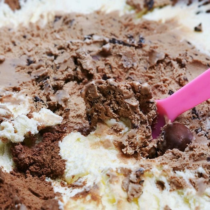 ‘엄마는 외계인’ 자리 위협하는 배라 이달의 맛 ‘아이스 밀카 초콜릿’