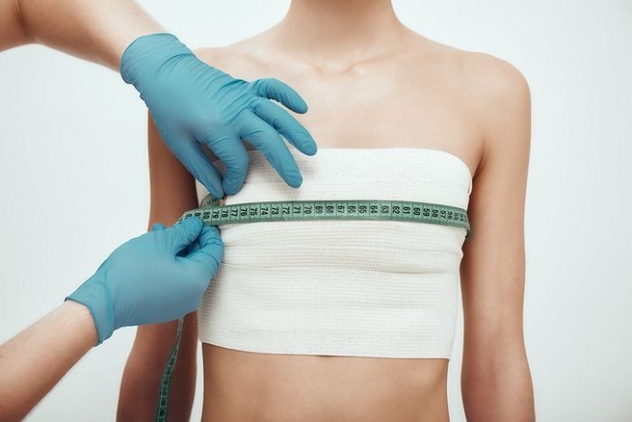친구가 가슴수술 하더니 커플모임에 ‘가슴골’ 드러나는 옷만 입고 나옵니다
