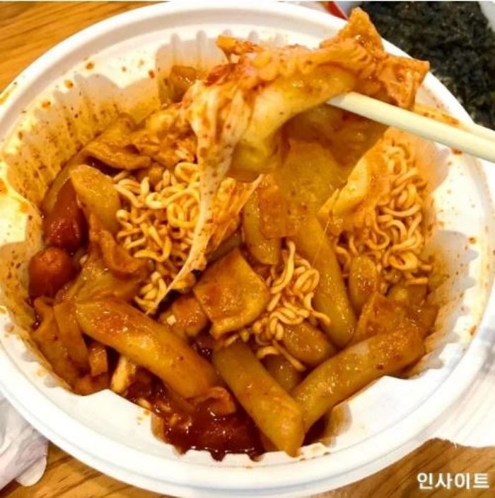 “안 맵게 해달라” 요청에 용기에 ‘초딩’ 적고 소시지 왕창 넣어준 떡볶이 사장님