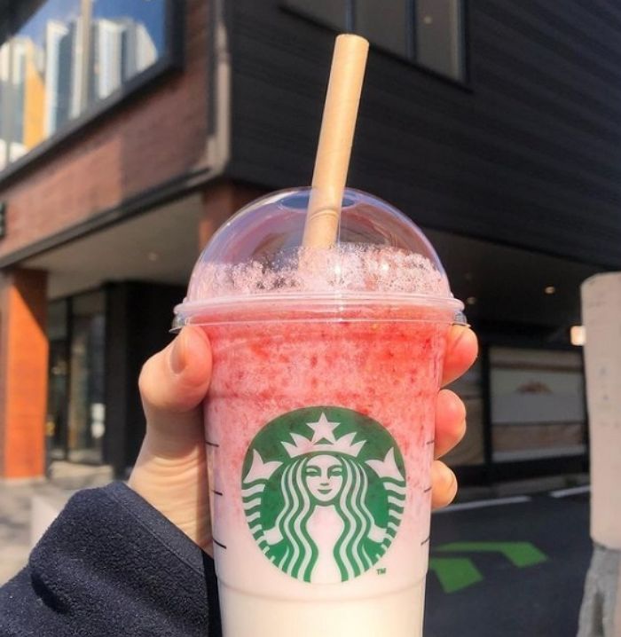 덕후들 사이서 띵작으로 소문난 새콤달콤 스벅 ‘딸기라떼’가 돌아왔다