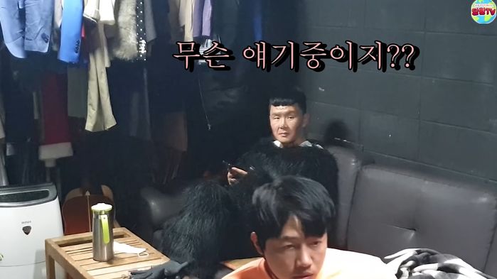 코로나로 월급 적게 받아 생활비 부족하단 후배에 흔쾌히 ‘자기 카드’ 내준 윤형빈 (영상)