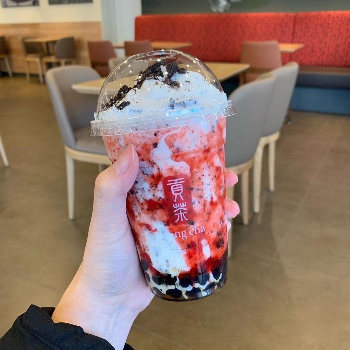 공차 딸기 메뉴 중 “제일 맛있다”고 소문난 돼지바 맛 ‘딸기 쿠키 스무디’