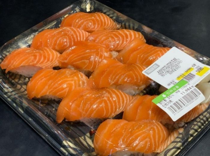 이마트 트레이더스 가면 무조건 사 와야 한다고 소문난  ‘대왕 연어 초밥’