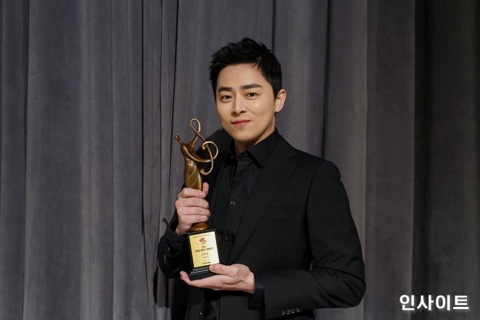 배우 조정석, 서울가요대상서 ‘아로하’로 5관왕 달성