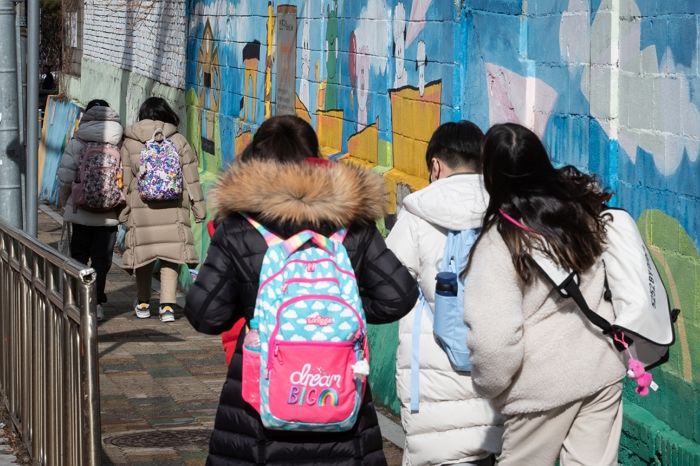 “내 밑으로 아이폰 절대 쓰지마”…요즘 초등학교 6학년 사이에서 도는 ‘똥군기’