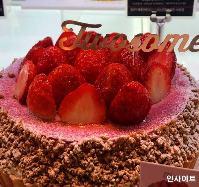바삭한 타르트 위에 제철 생딸기 잔뜩 올린 투썸 ‘생딸기 가득 타르트’