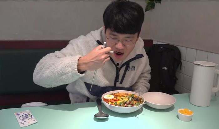 가격 논란 터졌던 ‘쯔양 분식집’ 찾아가 먹방하더니 “싸다”고 극찬한 보겸 (영상)