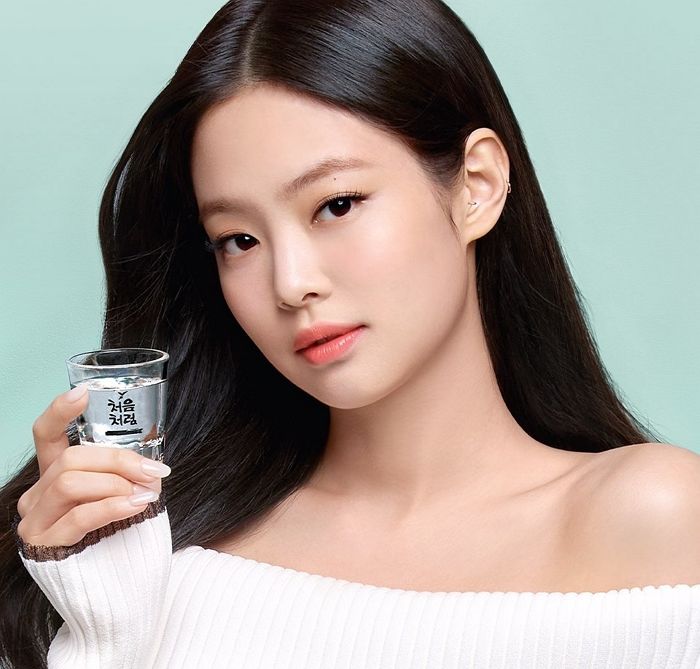 가장 핫한 스타만 할 수 있다는 ‘소주광고’ 모델 된 블랙핑크 제니 (사진)