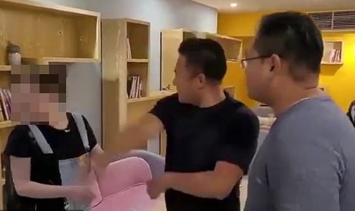 ‘일당’ 요구하는 알바생 뺨 때리고 폭행하는 버블티 가게 사장