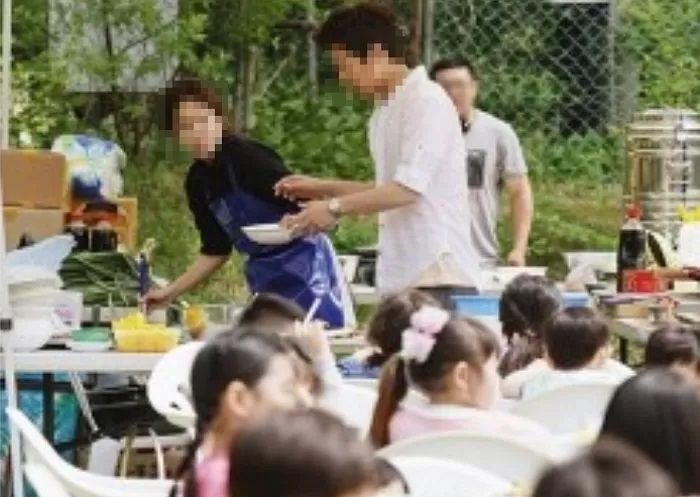 “부모님께서 친딸처럼 후원하는 쉼터 여자애가 저를 유혹하고 있어요”