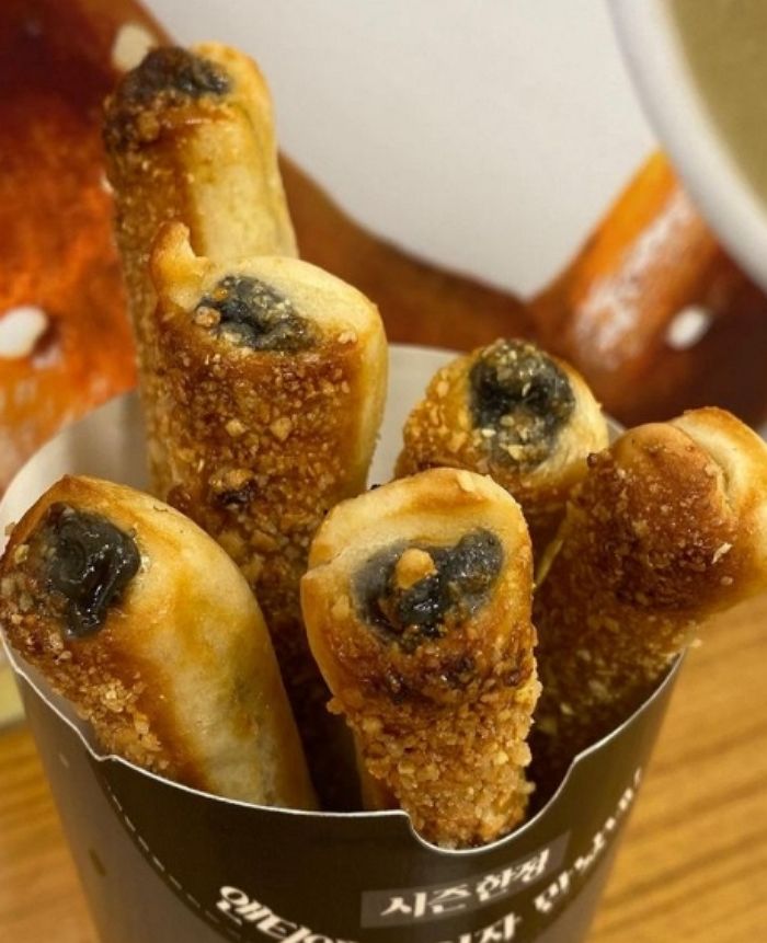 ‘꼬숩달달’ 흑임자 크림 줄줄 흐르는 앤티앤스 신상 ‘흑임자크림치즈스틱’