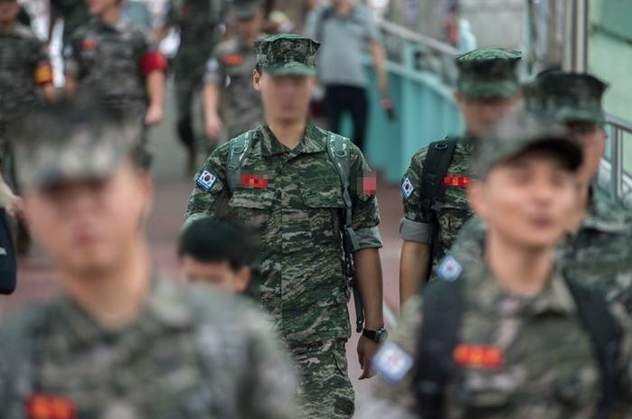훈련소에서 수류탄 터져 죽은 아들 일기장 보고 훈련병 1000명에게 ‘아이스크림’ 쏜 부모님