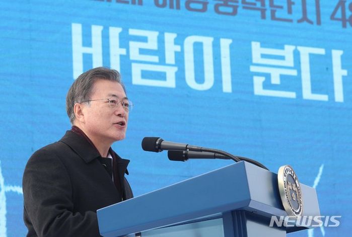 문 대통령 “‘전남 신안’에 세계 최대 해상풍력단지 조성···48조원 투자”