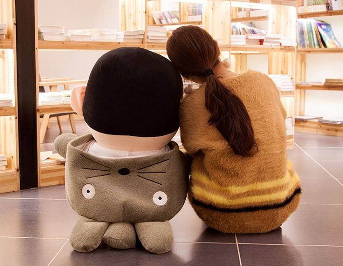 여자친구 앉은키보다 훨씬 큰 초대형 ‘토토로 짱구 인형’ 나왔다