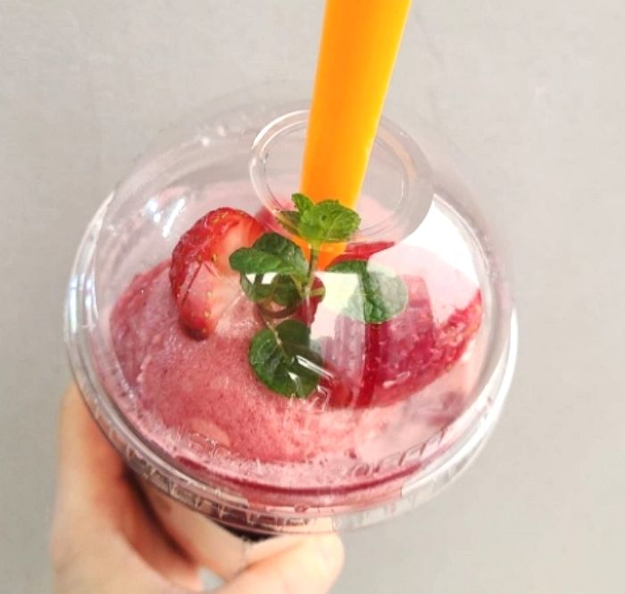 상큼달콤 생딸기 스무디에 ‘딸기 아이스크림’ 올라간 메가커피 신상 ‘베리퐁당 샤벳 스무디’