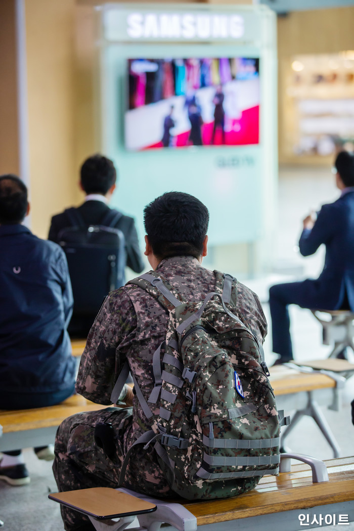 ‘2018 평양 남북정상회담' 개최일인 18일 오전 서울 용산구 서울역에서 군인 및 시민들이 문재인 대통령과 김정은 국무위원장이 평양 순안 공항에서 만남을 지켜보고 있다. / 사진=인사이트