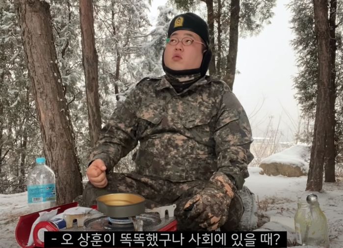 현역 군인 설정으로 ‘군생활 브이로그’ 올려 인기 떡상 중인 유튜버 (영상)