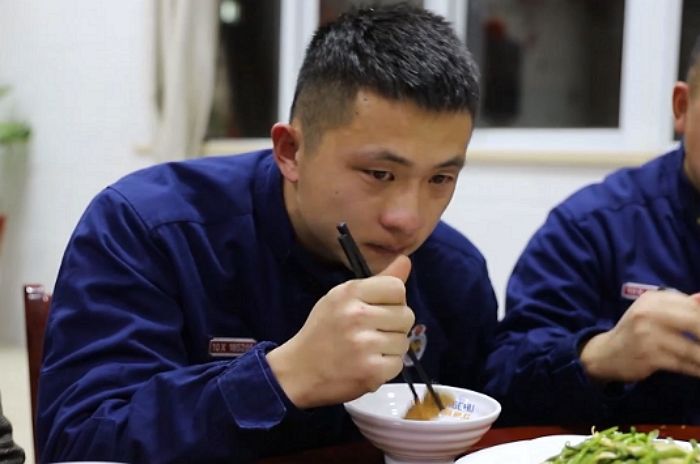 엄마가 숙소에 몰래 해놓은 음식 먹고 ‘엄마 손맛’ 난다며 눈물 흘린 소방관 아들