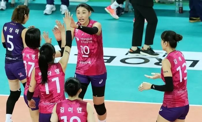 ‘불화+쌍둥이 학폭+3연패’로 마음 무거워 보이는 ‘주장’ 김연경을 다독여준 선배 선수