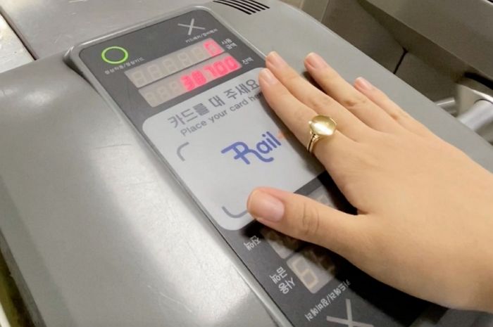 카드 안 들고 다녀도 ‘삐빅’ 찍으면 버스·지하철 탈 수 있는 ‘반지 교통카드’