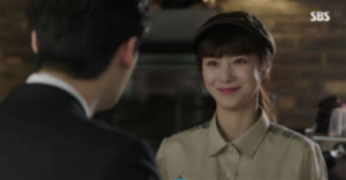 “계산하고 카드 돌려줄 때 눈웃음 치는 여자 알바생, 저한테 호감 있는 건가요?