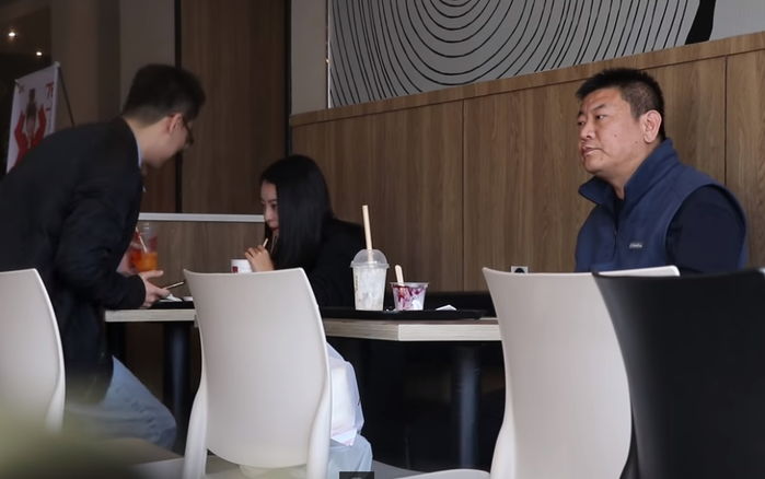 카페에서 처음 본 여성의 남친이 바람피우는거 알게 된 아저씨가 조용히 다가가 한 말