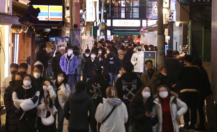 거리두기 완화 사흘 만에 확진자 두 배···‘코로나 통금’ 도로 9시 가나