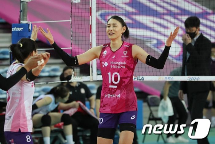 “자기 위치에서 다들 잘해줬다”···4연패 탈출하자 팀원들에게 공 돌린 김연경