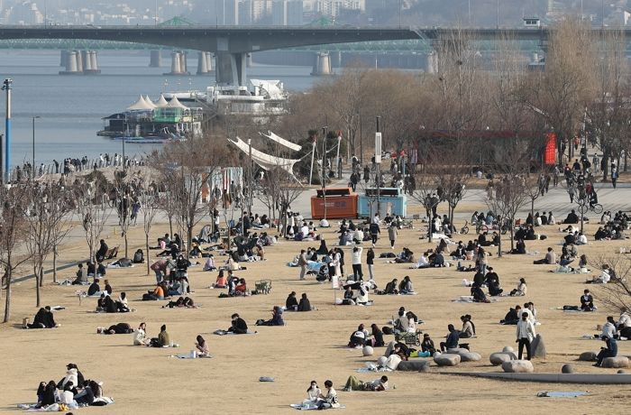 날씨 따뜻해지니까 ‘4차 유행’ 위기 속에서도 ‘나들이’ 나선 시민들