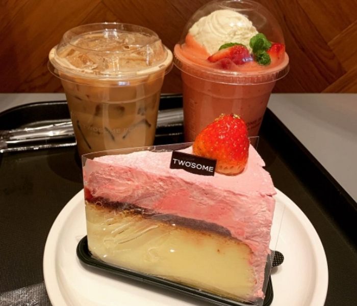 꾸덕한 치즈케이크에 생딸기 크림 올라간 ‘상큼달콤’ 투썸 신상 ‘스트로베리 치즈수플레’
