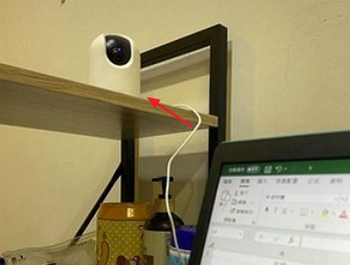 대학 간 아들 걱정된다며 자취방에 ‘홈 카메라’ 설치해 하루종일 감시하는 부모