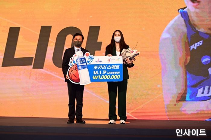 동아오츠카, 우리은행 김소니아 선수 ‘포카리스웨트 MIP’ 시상