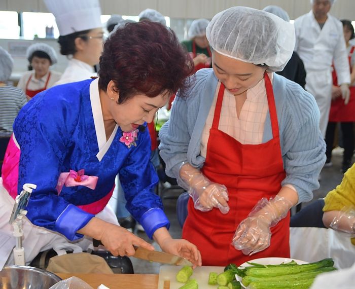 “김치 종주국 선포 왜 못하나”···중국 김치 공정에 격분한 ‘1호 김치 명인’