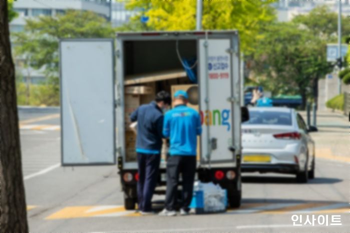 “고객님 쿠팡맨 000입니다”···쿠팡맨 사칭해 돈 뜯어내는 신종 사기 수법 등장