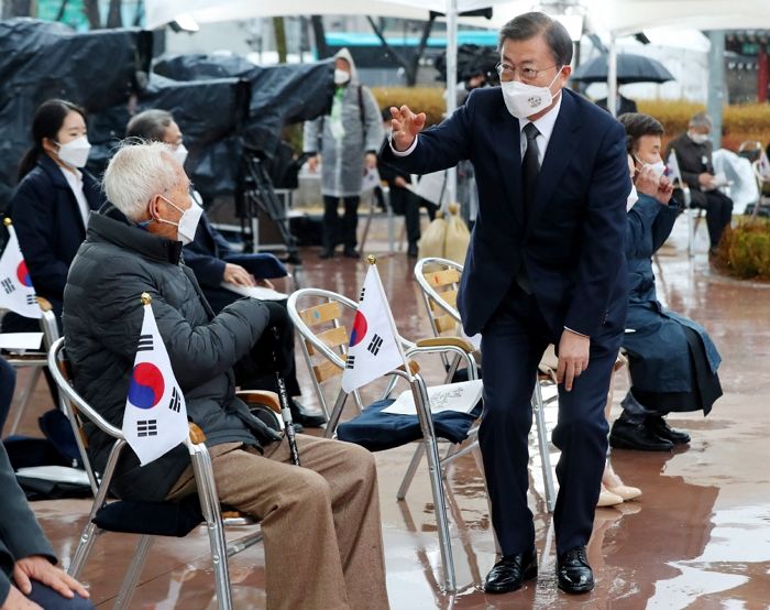 3.1절 행사 중 빗물에 떨어져 못 덮게 된 ‘애국지사’ 담요 보고 문 대통령이 한 행동