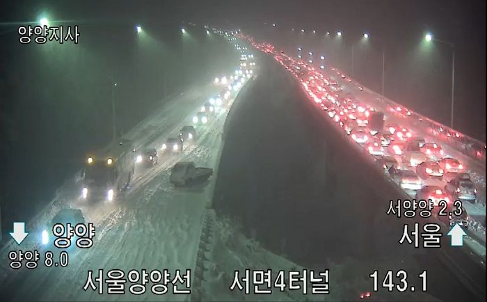 삼일절 연휴 강원도 놀러 갔다가 ‘기습 폭설’ 내려 고속도로에 갇힌 여행객들