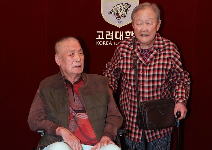 50년 과일 장사로 번 400억 고스란히 기부한 노부부, 국민훈장 받는다