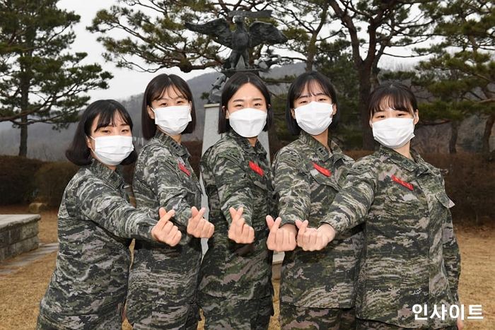 소아암 환자에게 기부하려 정성스레 기른 머리카락 ‘단발’로 자른 해병대 여간부들