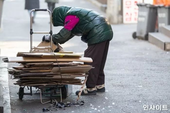 폐지 줍는 할머니가 차 긁었는데 그냥 보내줬던 남성이 ‘벤츠’와 사고낸 뒤 받은 ‘보답’