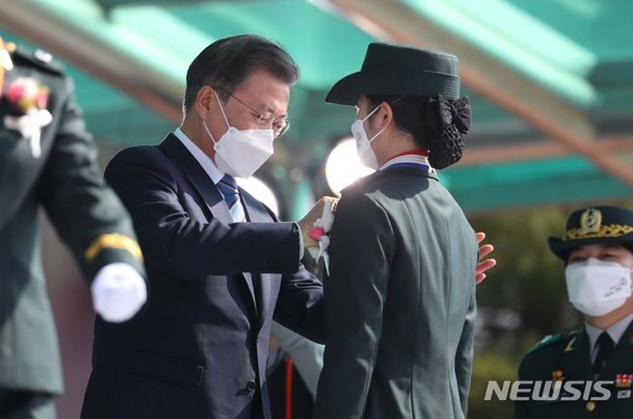 건군 이래 최초로 ‘국군간호사관학교’ 졸업 및 임관식 참석한 문 대통령