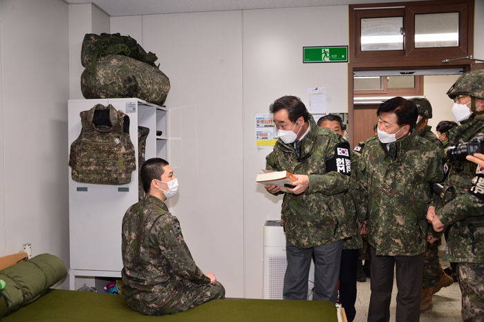 휴일인 주말, GOP 부대 찾아가 병사들 격려한 이낙연 민주당 대표