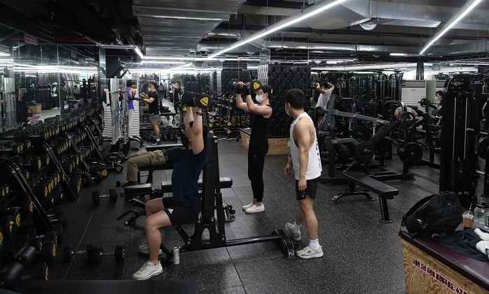 “헬스장에 ‘노브라·노팬티’로 오는 여성 회원들 때문에 운동을 못하겠습니다”