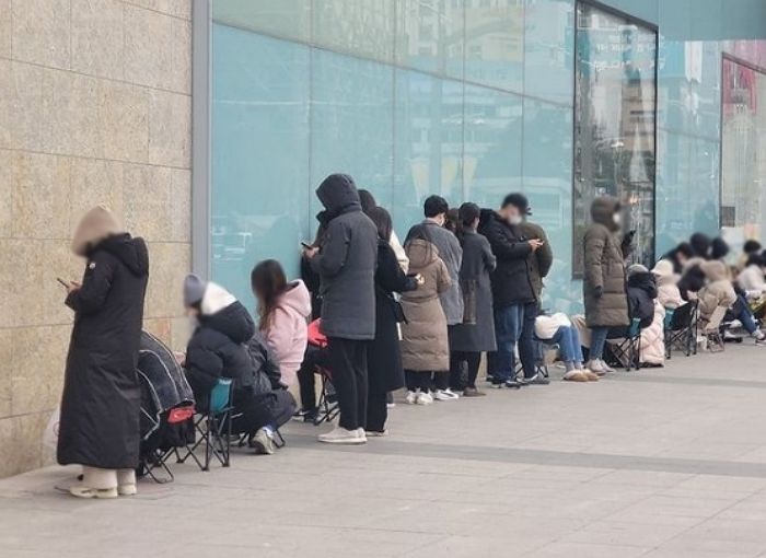 주말 새벽부터 ‘샤넬백’ 사려고 백화점 앞에 줄 서 기다리는 사람들