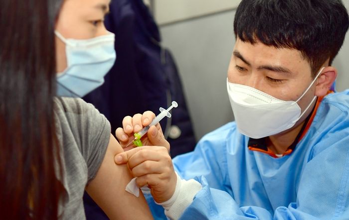 화이자 백신 맞은 국립중앙의료원 간호사 2명, 코로나19 확진